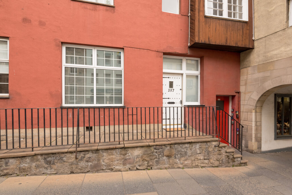257 Canongate, Edinburgh, EH8 8BQ