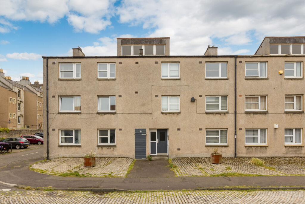 9/6 Newhaven Main Street, Edinburgh, EH6 4NA